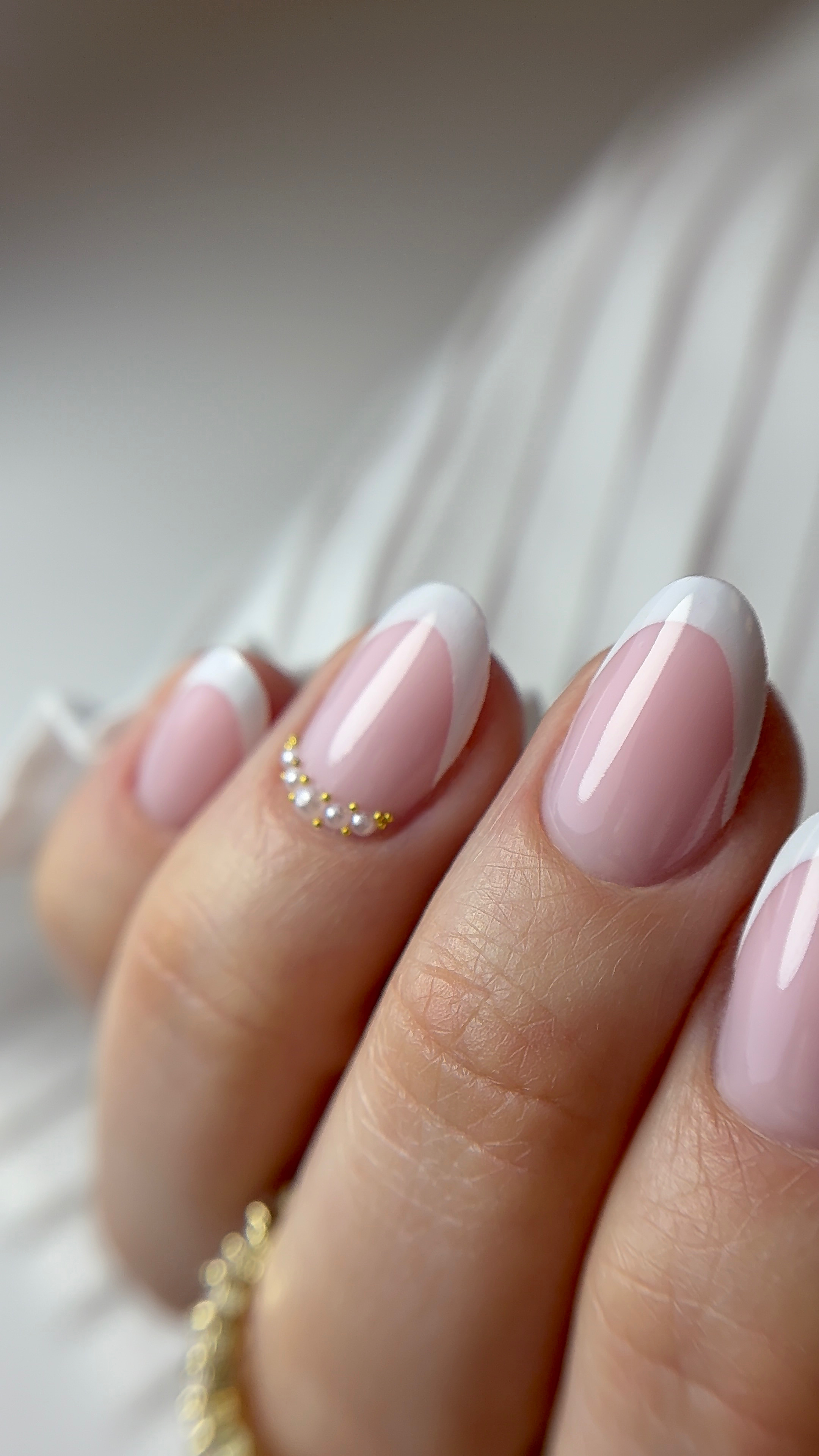 Réalisation onglerie professionnelle French Perlé Élégant - Fougères