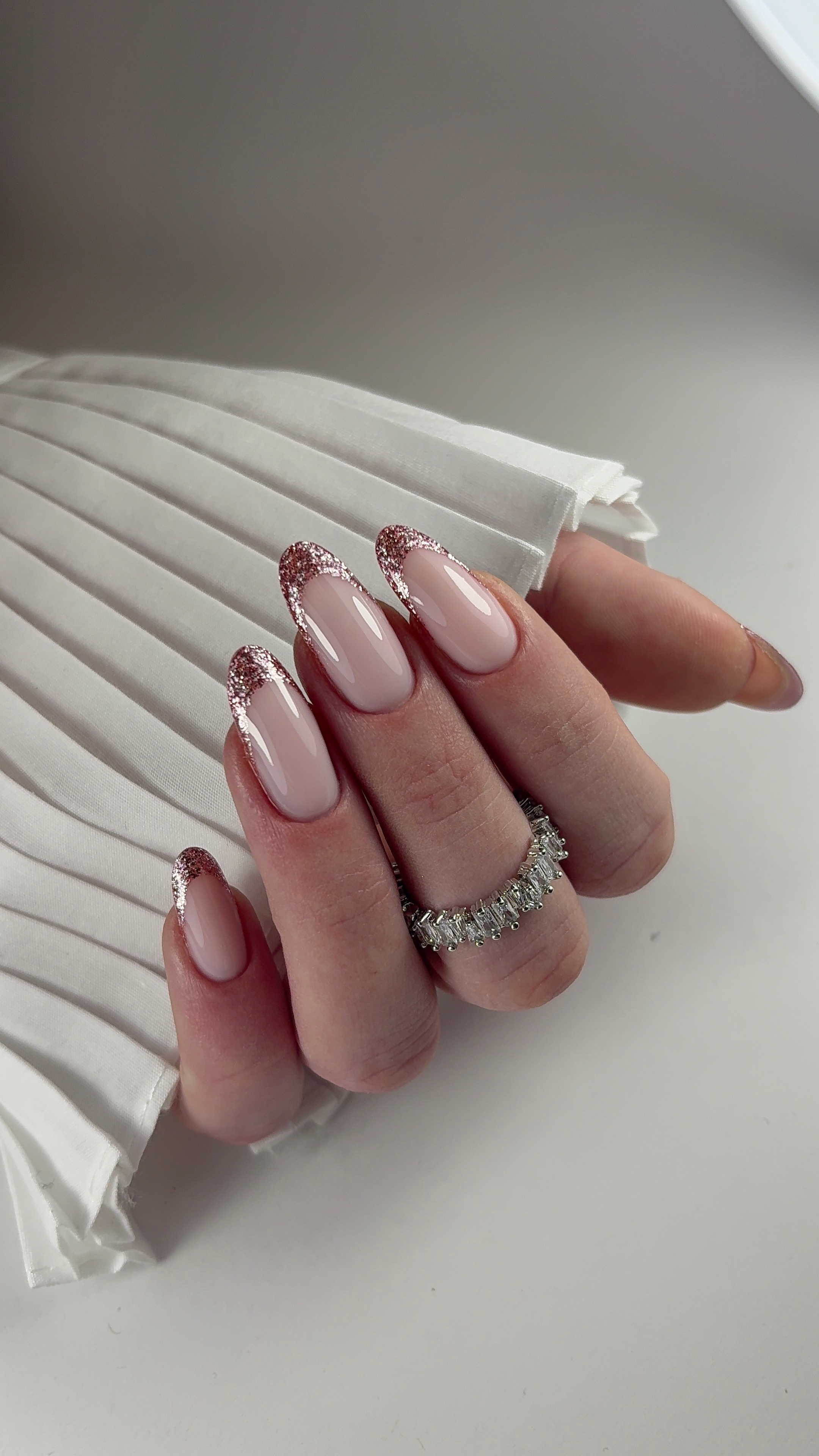 Réalisation onglerie professionnelle Ongles Paillettes Rose Gold - Fougères