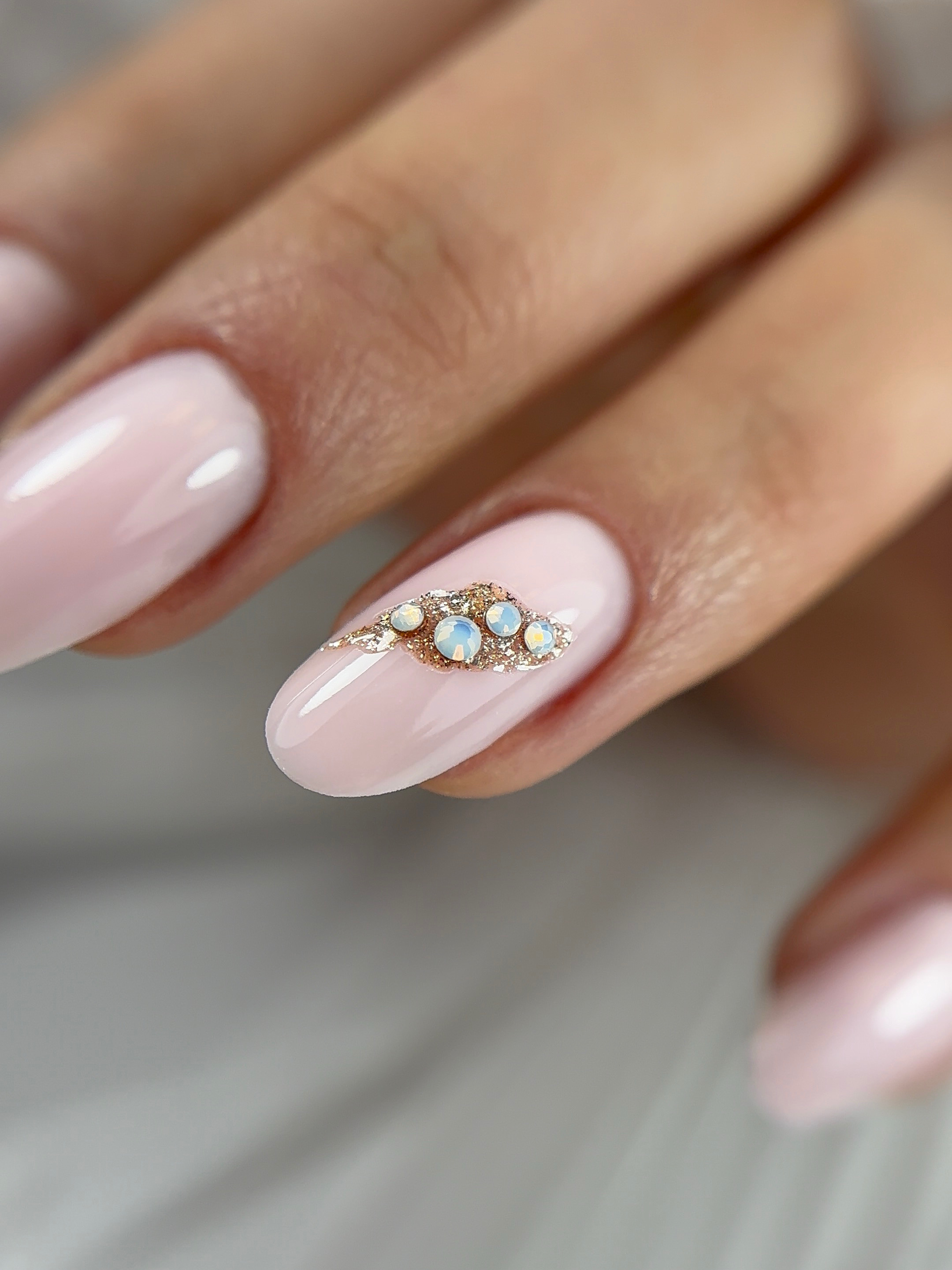 Réalisation onglerie professionnelle Manucure Rose Cristal - Fougères